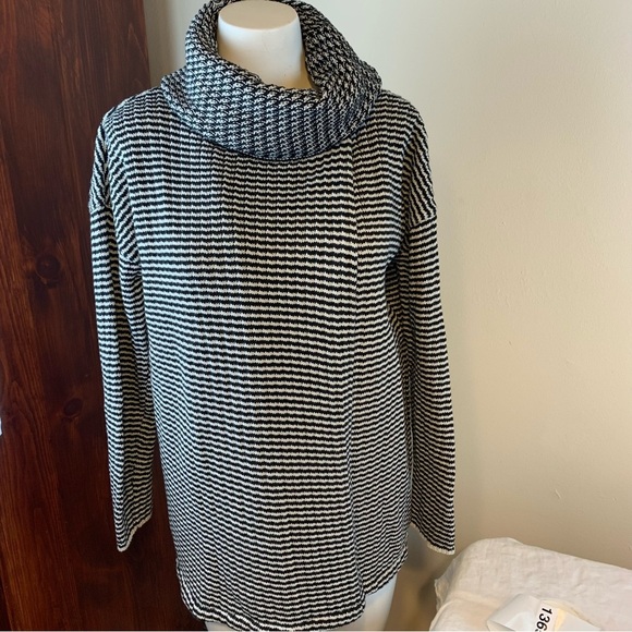 CAbi Fergie Split Black/White Turtleneck - Sz S - Picture 4 of 15
